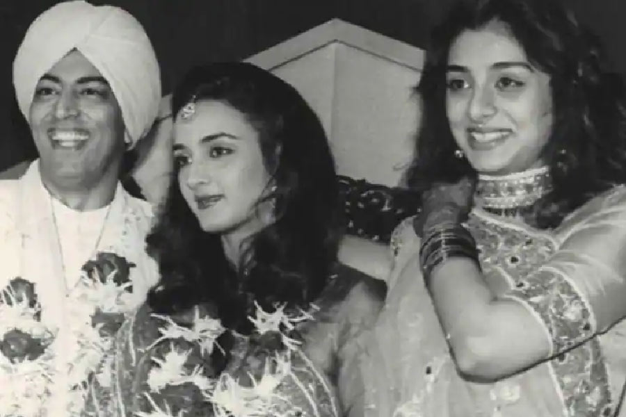 অভিনয়সূত্রে বিন্দু তামিলনাড়ুতে শুট করতে গেলে ফারার অনুপস্থিতি টের পান। ওই মুহূর্তেই সিদ্ধান্ত নিয়ে ফেলেন, মুম্বইয়ে ফিরে ফারাকে বিয়ে করবেন তিনি। বাড়ির মত না থাকলেও ফারার সঙ্গে বিবাহবন্ধনে আবদ্ধ হন বিন্দু। 