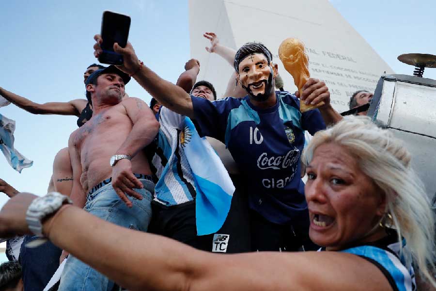 আর্জেন্টিনার প্রত্যেক নাগরিকের জীবনে মেসি কোনও না কোনও ভাবে দাগ কেটেছেন, জানান সোফিয়া। তাঁর কথায়, ‘‘আমার কাছে কোনও বিশ্বকাপ জেতার চেয়েও বড় পাওয়া। এই সম্মান আপনার কাছ থেকে কেউ কেড়ে নিতে পারবে না। আপনি অসংখ্য মানুষের জীবনে খুশির কারণ হয়ে উঠেছেন। সব কিছুর জন্য আপনাকে ধন্যবাদ।’’