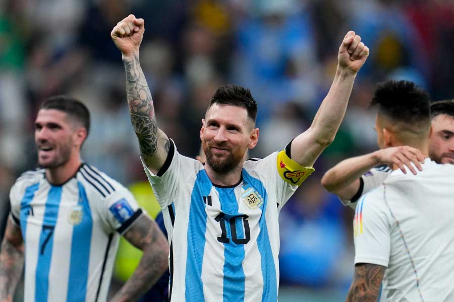 ফুটবলের কেরিয়ারে এখনও পর্যন্ত ৭ বার বর্ষসেরার পুরস্কার জিতেছেন মেসি। যে কোনও সাক্ষাৎকারে তাঁর কাছে ফিরে ফিরে এসেছে একটাই প্রশ্ন, আরও ব্যালন ডি’অর, না কি বিশ্বকাপ, এলএম১০-এর সবচেয়ে কাঙ্ক্ষিত কী?