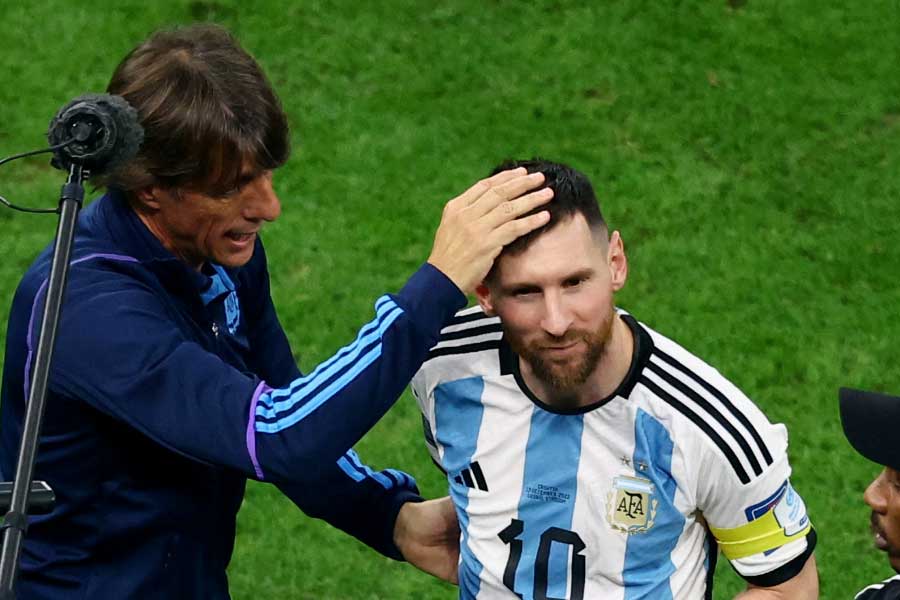 মেসি বারবার উত্তর দিয়েছেন, বিশ্বকাপ হাতে নিয়ে চুম্বন করা তাঁর চিরকালের স্বপ্ন। ফিফার বর্ষসেরার পুরস্কারের চেয়েও কয়েক গুণ দামি সেই সম্মান। তিনি দেশকে আরও এক বার বিশ্বকাপ এনে দিতে চান।