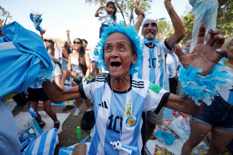 কাতারে ফাইনালের পর আর্জেন্টিনার ফুটবলপ্রেমীদের মধ্যে মেসি বনাম মারাদোনার দ্বন্দ্ব ঘুচবে কি না তার নিশ্চয়তা নেই। তবে সোফিয়ার কথা ফাইনালের আগে মেসিকে তাতাবে বলে মনে করছেন সমর্থকদের কেউ কেউ।