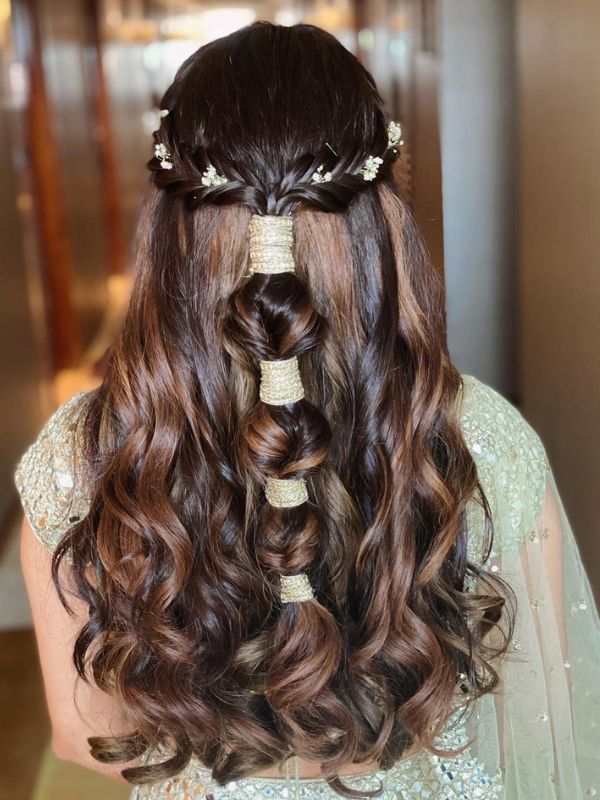 মাঝখানে অর্ধেক চুল নিয়ে বাঁধা এই বাবল পনিটেল। দুই পাশে ছোট ছোট ফুল সাজিয়ে নিন।  