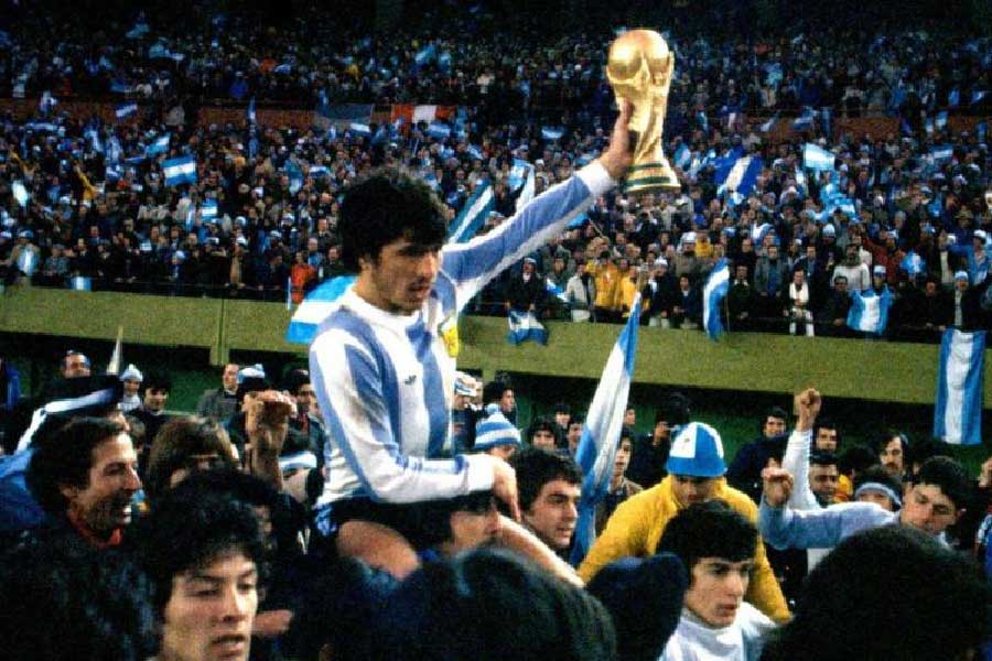 অনেকেই বলছেন, ’৭৮ বিশ্বকাপের স্মৃতি ফিরে এসেছে গ্রুপপর্বে আর্জেন্টিনা ও ফ্রান্সের হারের কারণে। ৪৪ বছর আগের সেই বিশ্বকাপেও ফাইনালে ওঠার পথে গ্রুপপর্বে একটি ম্যাচ হেরেছিল আর্জেন্টিনা। ফাইনালের অপর দল নেদারল্যান্ডসও হেরেছিল গ্রুপপর্বে। এ বারও তেমনটা হল— ফাইনালে উঠে আসার পথে একটি করে ম্যাচ হেরেছে আর্জেন্টিনা ও ফ্রান্স। 