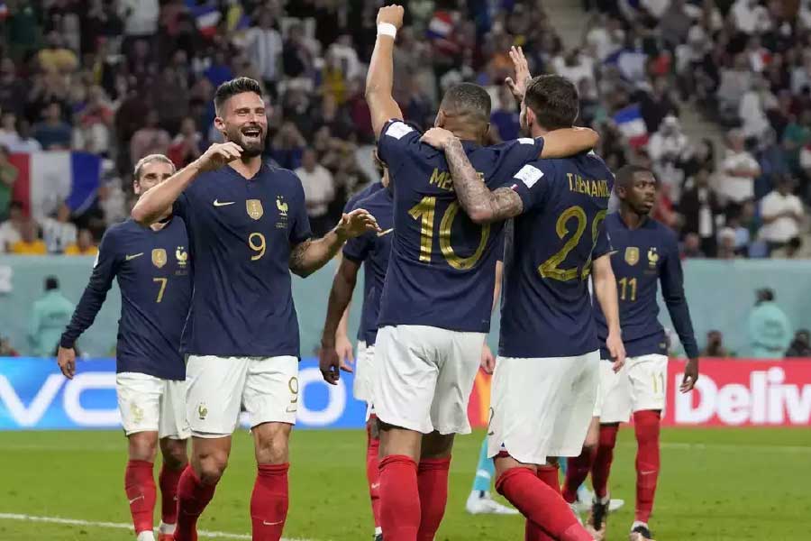 এমবাপে, গ্রিয়াজমানরা যেমন রয়েছেন ফ্রান্সে, তেমন মেসির পাশে রয়েছেন ‘মাকড়সা’ আলভারেস কিংবা মার্টিনেজের মতো ফুটবলার। ফলে দেশের জার্সি গায়ে শেষ ম্যাচ খেলার আগে মেসি যে মারাদোনাকে স্পর্শ করার শেষ চেষ্টা করবেন, তা কি বলার অপেক্ষা রাখে?