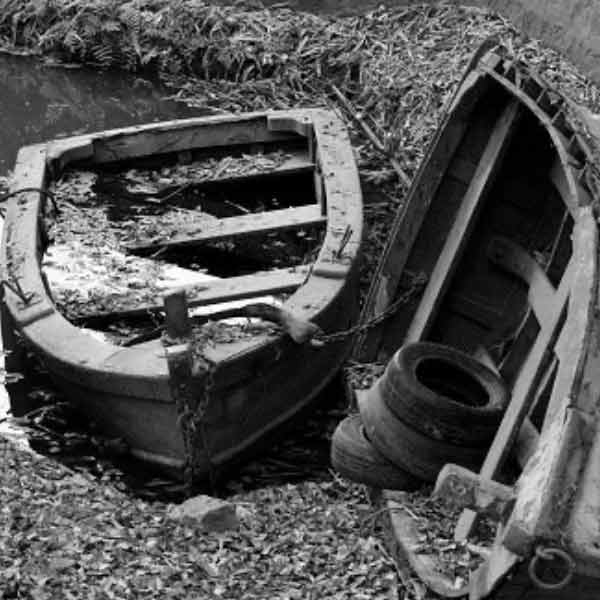 গ্রিক শব্দ ‘স্ক্যাফি’ থেকে এসেছে ‘স্ক্যাফিজম’ শব্দটি। ‘স্ক্যাফি’ কথার অর্থ ‘কুণ্ড’ বা অনেক জিনিস রাখার বড় পাত্র। আবার ‘স্ক্যাফি’ শব্দটি গ্রিক অভিধানে পোকামাকড়ের ক্ষেত্রেও ব্যবহার করা হয়। ‘স্ক্যাফি’ শব্দের আরও একটি অর্থ নৌকা। ‘স্ক্যাফিজম’ শাস্তিতে এই তিনটি বিষয়েরই ভূমিকা আছে। 