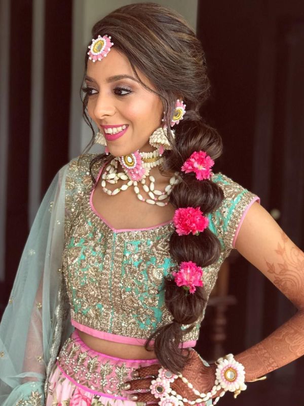 বানিয়ে ফেলতে পারেন এই ধরনের বাবল পনিটেল। সঙ্গে থাকুক মানানসই গোলাপি ফুল। মেহেন্দির সাজ হয়ে উঠবে আরও নজরকাড়া।