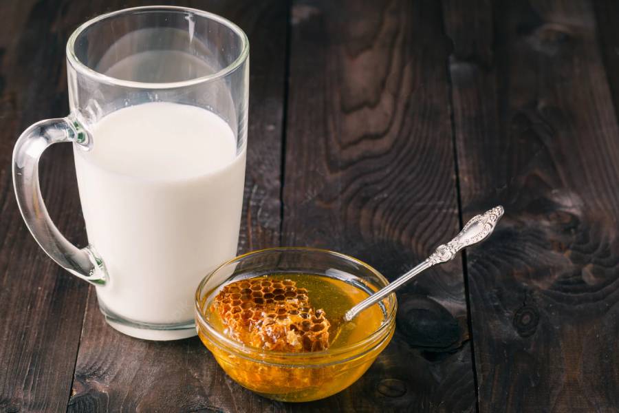 ওই অবস্থায় তাঁকে এমন জায়গায় ফেলে রাখা হবে, যেখানে সারাদিন চড়া রোদ পড়ে। আর প্রতিদিন খাওয়ানো হবে দুধ আর মধু। যতক্ষণ না শাস্তি পাওয়া মানুষটির পেট খারাপ হয়ে ডাইরিয়া না হয়ে যায়।