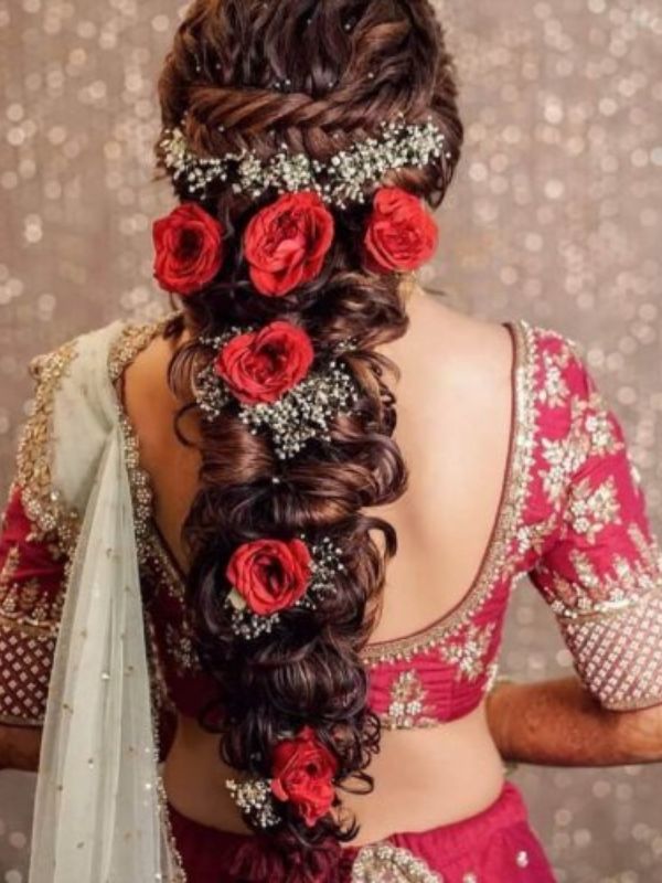 আলগা ভাবে কয়েকটা ছোট গোলাপ দিয়ে সাজাতে পারেন। মেহেন্দি বা সঙ্গীত, যে কোনও অনুষ্ঠানেই হোক বাজিমাত। 