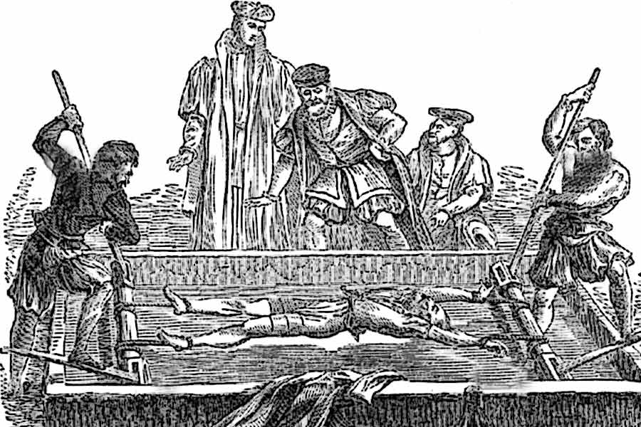 একটা সময় পোকামাকড় মধু ছেড়ে মাংস খাওয়া শুরু করত। খুবলে নিত চোখ-নাক-মুখ। তার পরও আসত না মৃত্যু। শাস্তিপ্রাপ্তকে বাঁচিয়ে রাখতে তখনও চলত বলপূর্বক দুধ-মধু খাওয়ানো।