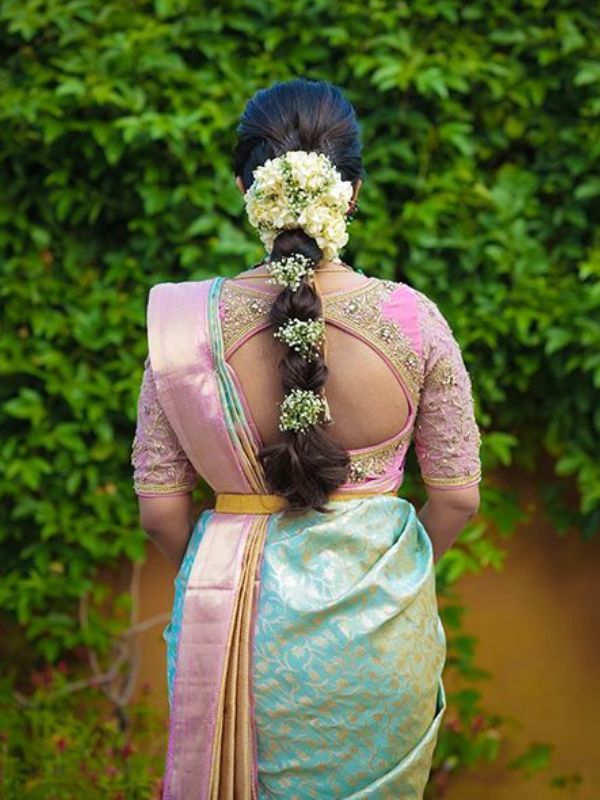 শক্ত করে বাঁধা এই বাবল পনিটেলের সঙ্গে পছন্দসই ফুলে সাজিয়ে নিন চুল। বেশ মোহময়ী লাগবে এই সাজে।  