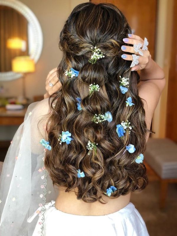 একটু জমকালো সাজ চাইলে বেঁধে নিন ক্রাউন ব্রেইড। মাঝে ছড়িয়ে ছিটিয়ে থাকুক দু’চারটি ছোট সাদা ফুল।