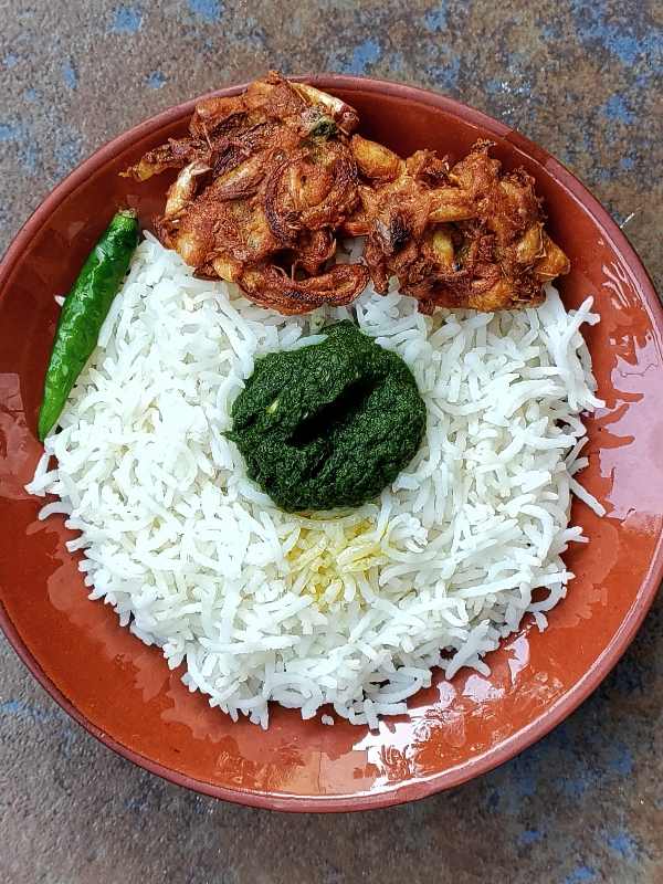 শিলে বাটা ধনেপাতা-তেঁতুলের চাটনি।