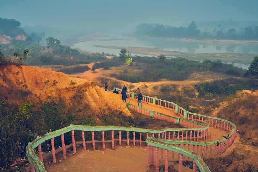 সূর্যাস্তের সময় শিলাবতীর রূপ মোহিত করতে পারে।