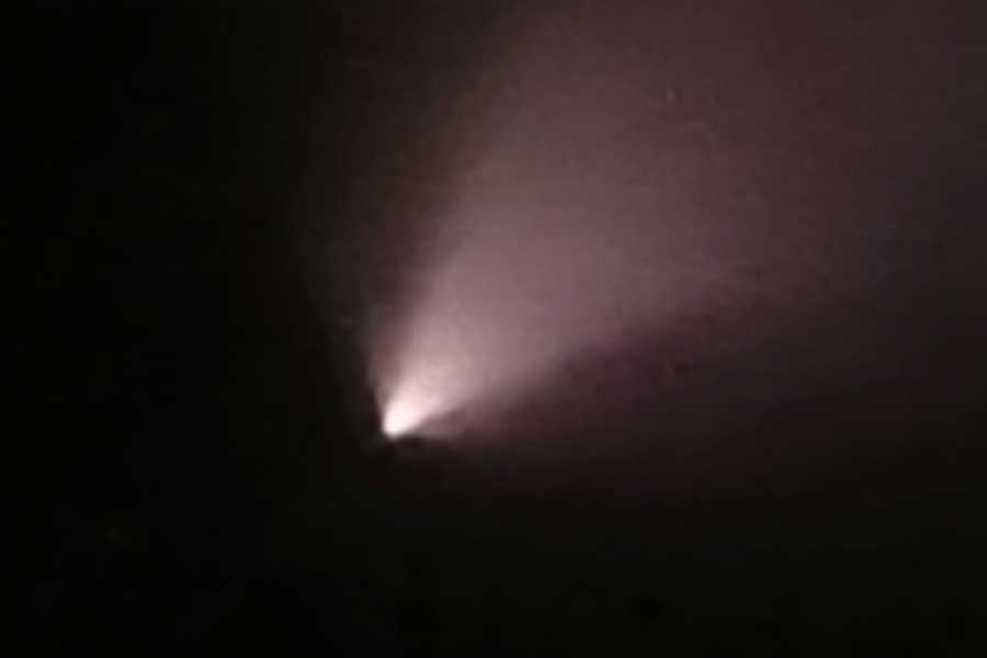 এর মধ্যেই কলকাতা থেকে জেলা, বৃহস্পতিবার সন্ধ্যার আকাশে আচমকা দেখা যায় অদ্ভুত আলো। আর তা ঘিরেই ঘনিয়েছিল রহস্য। ওই আলো ঘিরে সাধারণ মানুষের মনে তৈরি হয় কৌতূহল। জল্পনা তৈরি হয়েছিল—তা হলে কী ভিন্‌গ্রহীদের যান এসে পৌঁছেছে বাংলার আকাশে?