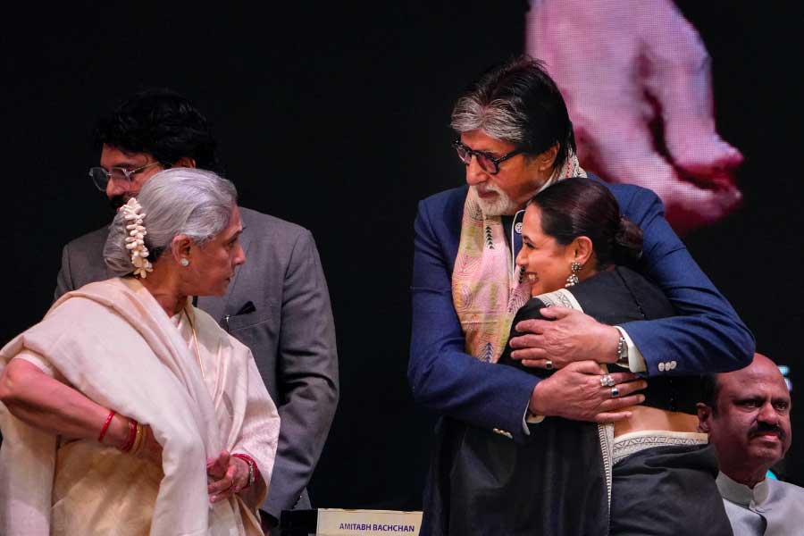 তবে সেই হাটের গ্ল্যামার কতটা ঠিকরে বেরোবে তা বৃহস্পতিবার নেতাজি ইন্ডোর স্টেডিয়ামের মঞ্চে চোখ না রাখলে বোঝা যেত না। 