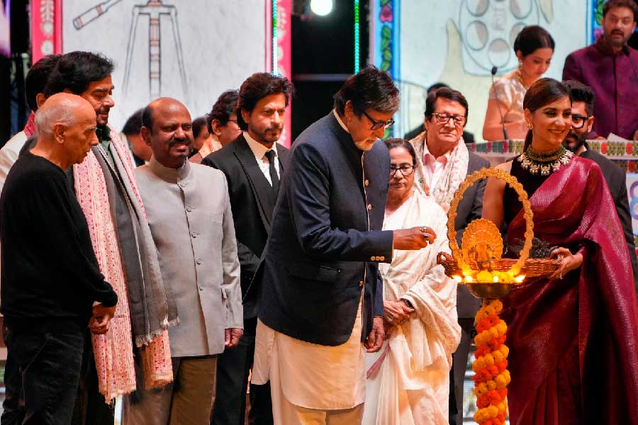 কে না ছিলেন সেখানে— অমিতাভ বচ্চন, শাহরুখ খান, শত্রুঘ্ন সিনহা, মাহেশ ভট্ট থেকে শুরু করে জয়া বচ্চন, রানি মুখোপাধ্যায়, কুমার শানু, অরিজিৎ সিংহের মতো বলিউডের খ্যাতনামী বঙ্গসন্তানেরাও। বাংলা সিনেমা জগতের ব্যক্তিত্বরা তো ছিলেনই। তা ছাড়াও ছিলেন সৌরভ গঙ্গোপাধ্যায়, মন্ত্রী বাবুল সুপ্রিয়, রাজ্যপাল সিভি আনন্দ বোস। তবে বৃহস্পতিবার ২৮তম চলচ্চিত্র উৎসব উদ্বোধন করলেন বাংলার ‘জামাইবাবু’ অমিতাভই। 