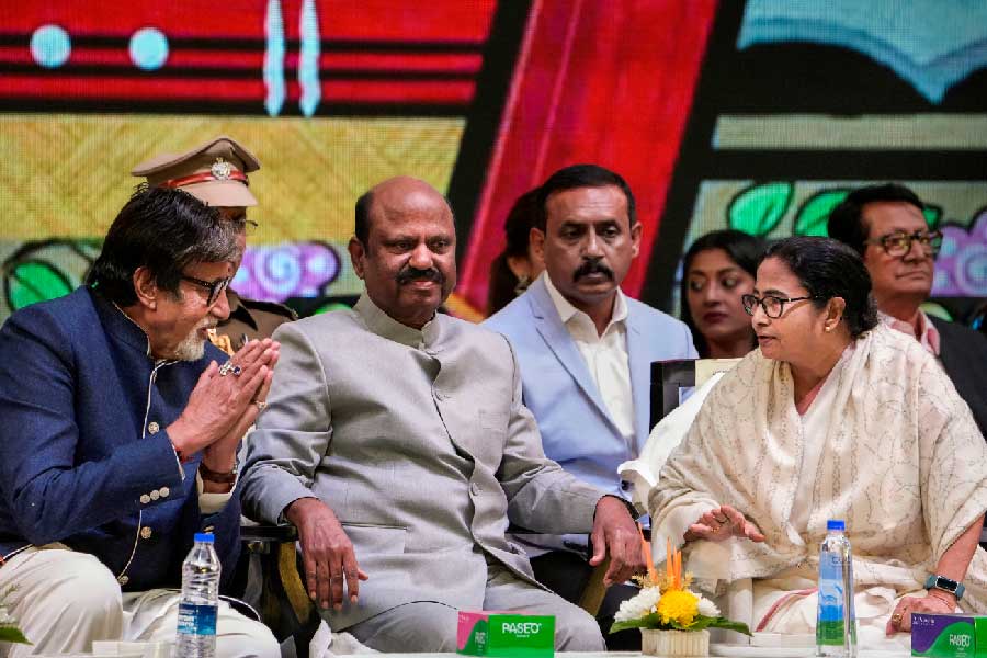 কয়েকটি সারিতে চলচ্চিত্র উৎসবের মঞ্চে বসেছিলেন সব তারকা। একেবারে প্রথম সারির মাঝখানের আসনটি ছিল মমতার। তাঁর এক পাশে রাজ্যপাল বোস, অমিতাভ, জয়া, সৌরভ, মহেশ ভট্ট। অন্য পাশে শাহরুখ, রানি, শত্রুঘ্ন, কুমার শানু।