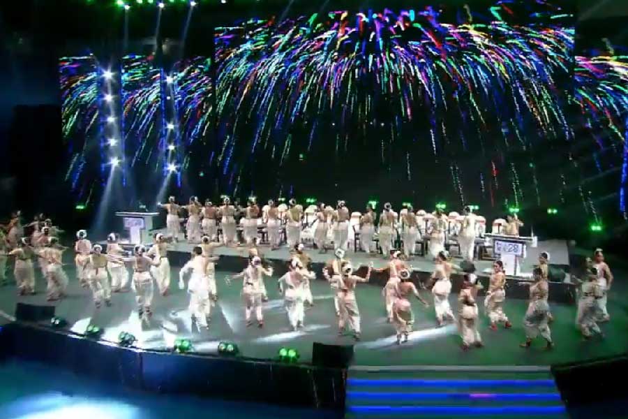 অনুষ্ঠানের শুরু উদ্বোধনী নৃত্যানুষ্ঠানে। যার পরিকল্পনা করেছেন মমতা নিজেই। নেপথ্যে স্তোত্রপাঠ অমিতাভের। বন্দিশে উস্তাদ রাশিদ খান। নৃত্য পরিকল্পক ডোনা গঙ্গোপাধ্যায় এবং গান গেয়েছেন বাংলার খ্যাতনামী শিল্পীরা। 