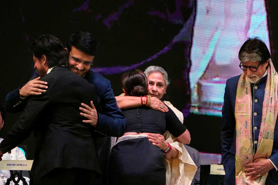 এর পর বাংলাতেই বললেন ‘‘কলকাতায় এসে খুব ভাল লাগছে। দিদি, দাদা, কলকাতার জামাইবাবু দ্য গ্রেট শ্রী অমিতাভ বচ্চন আর জয়া আন্টি। এদেরকে আবার এই মঞ্চে দেখে আমার খুব ভাল লাগছে। অনেক দিন দেখা হয়নি তো! আর আমার প্রিয় সুন্দর রানিকে দেখে আমি খুশি। রাজ্যপালকে ধন্যবাদ। কয়েক বছর আসা হয়নি, আপনাদের সবাইকে দেখে সব থেকে খুশি হলাম। সত্যি বলছি।’’ 