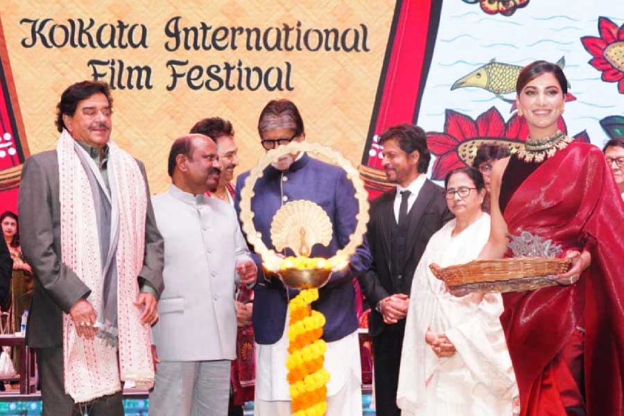 উদ্বোধনী নৃত্যের পর একে একে অতিথিদের সম্বর্ধনা জানিয়ে বরণ করে নেন বাংলার চলচ্চিত্র জগতের শিল্পীরা। এর পর প্রদীপ জ্বালিয়ে কলকাতা চলচ্চিত্রোৎসবের সূচনা অমিতাভের হাতে। থালি গার্ল ছিলেন অভিনেত্রী রুক্মিনী। 