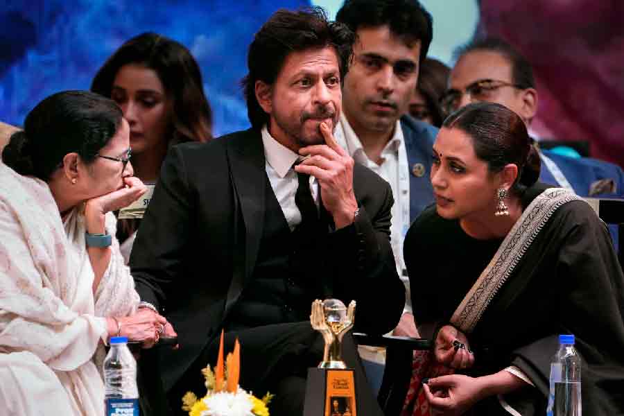 বাংলাতেই বক্তৃতা শুরু করলেন বাংলার ব্র্যান্ড অ্যাম্বাসাডর। বক্তৃতায় বললেন, রানিকে দিয়ে বাংলা লিখিয়েছি। তাই ভাল হলে আমার ক্রেডিট। খারাপ হলে দায়ী রানি।