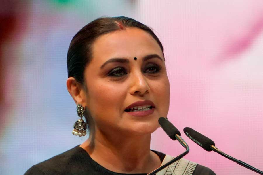 রানির অভিনয় জীবন ২৫ বছরে পড়ল এ বছরই। মঞ্চে উঠে রানি বললেন, ‘‘বাংলাকে আমি মিস করি। এখানে আসতে পেরে ভাল লাগছে। আমার কেরিয়ারের ২৫ বছরে এই সম্মান পেয়েও খুব ভাল লাগছে।’’