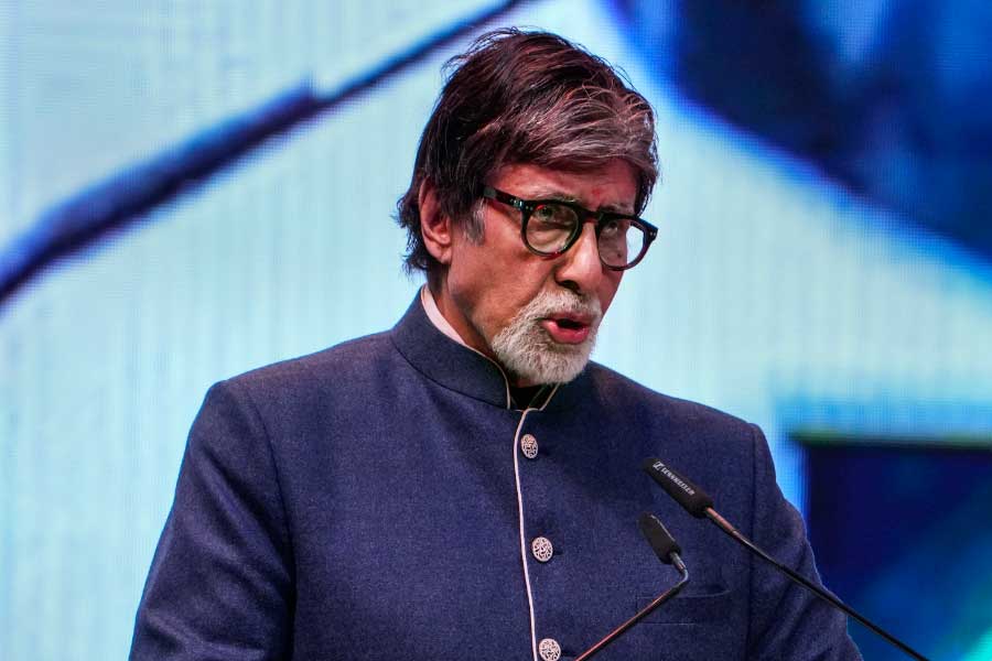 অমিতাভ মঞ্চে কথা বললেন বাংলায়। বললেন, ‘‘কলকাতা আমার বাড়ির মতো। আপনাদের জামাইবাবু জীবনভর আপনাদের জামাই থাকবে। ৩ বছর আসতে পারিনি তাই কষ্ট হয়েছে।’’ 