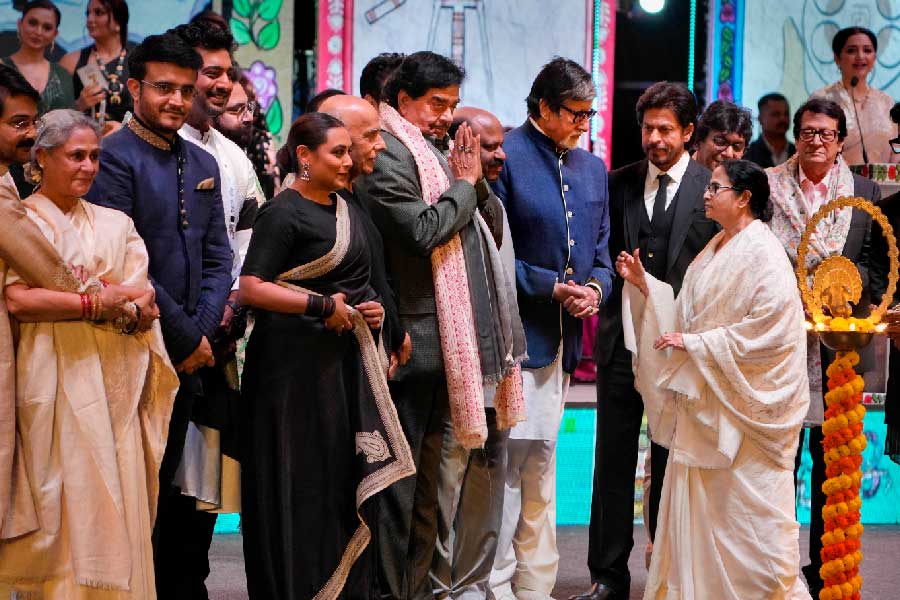 সবাইকে থামিয়ে দিয়ে বক্তৃতা শুরু করেন শত্রুঘ্ন। তাঁর কথা শুরুই হয় তাঁর বিখ্যাত সংলাপ দিয়ে— খামোশ! এর পর অবশ্য অমিতাভকে ‘ন্যাশনাল আইকন’ এবং শাহরুখকে ‘ন্যাশনাল স্টার’ আখ্যা দেন তিনি।