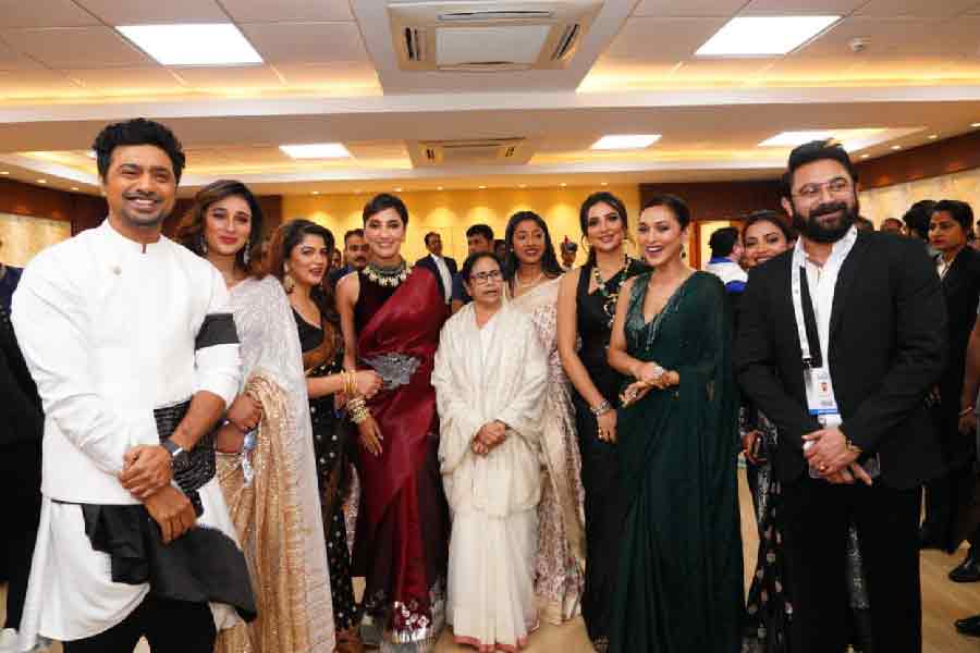 অনুষ্ঠানের মঞ্চে হাজির ছিলেন শতাব্দী রায়, দেব, কৌশিক গঙ্গোপাধ্যায়, চূর্ণী গঙ্গোপাধ্যায়, রাজ চক্রবর্তী, আবীর চট্টোপাধ্যায়, প্রসেনজিৎ চট্টোপাধ্যায়, অরিন্দম শীল, রুক্মিনী মৈত্র, পণ্ডিত অজয় চক্রবর্তী, রঞ্জিৎ মল্লিক, কাঞ্চন মল্লিক, সোহম চট্টোপাধ্যায়, বাবুল সুপ্রিয়, সায়ন্তিকা, তৃণা সাহা, ঋতাভরী চক্রবর্তী, মিমি চক্রবর্তী, পাওলি দাম, শুভশ্রী গঙ্গোপাধ্যায়, শ্রাবন্তী চট্টোপাধ্যায়-সহ টলিউডের অনেকেই।  অনুষ্ঠানে উপস্থিত ছিলেন চঞ্চল চৌধুরী। তাঁকেও সম্বর্ধনা জানানো হয়। 