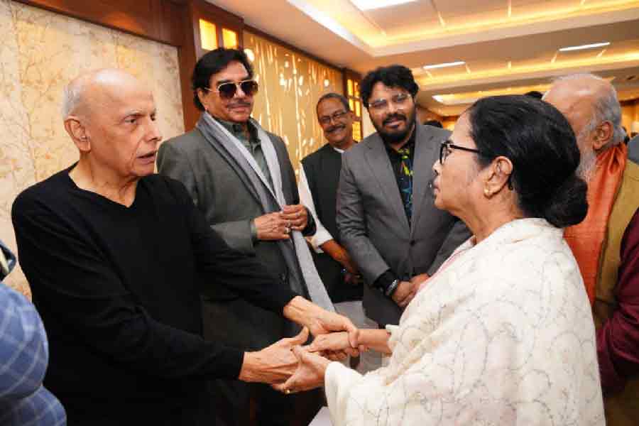 মহেশ ভট্ট প্রশংসা করেন বাংলার সংস্কৃতির। কলকাতা চলচ্চিত্রোৎসবের পোস্টারে পাশাপাশি চার্লি চ্যাপলিন এবং বাংলার অপুর সহাবস্থানকেও প্রশংসায় ভরিয়ে দেন বলিউডের পরিচালক প্রযোজক মহেশ। 