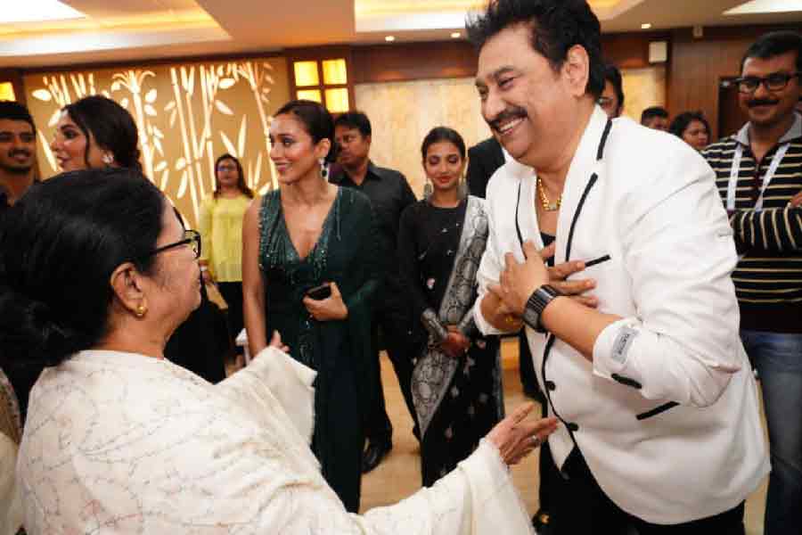 প্রথম সারিতে বসেছিলেন কুমার শানু। তিনি বলেন, ‘‘দিদি যখনই আমাকে ডাকবেন আমি তখনই হাজির হব।’’ মঞ্চে দিলওয়ালে দুলহানিয়া লে যায়েঙ্গে ছবির গান গাইলেন শানু। 