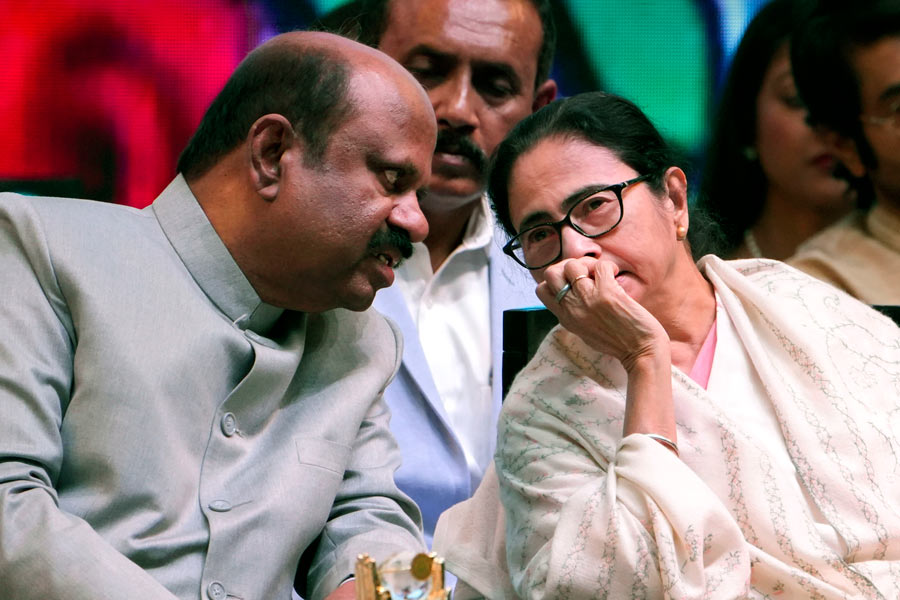 শেষে বক্তৃতা করেন মমতা। রাজ্যপাল বোসকে বিশেষ ভাবে ধন্যবাদ জ্ঞাপন করে মুখ্যমন্ত্রী বলেন, ‘‘আপনার এত সময় নিচ্ছি তার জন্য ক্ষমা চাইছি।’’