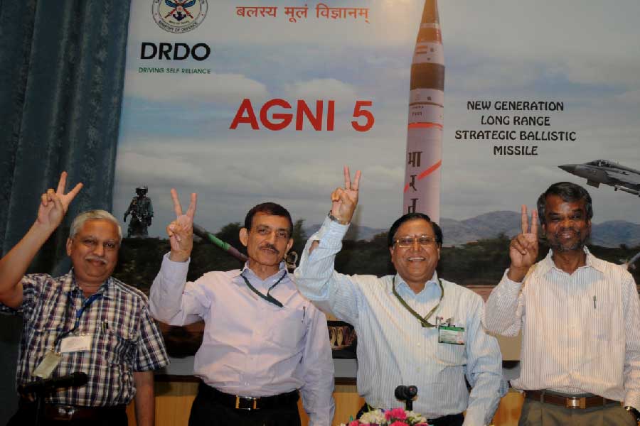 শুধু চিন নয়, আফ্রিকা এবং ইউরোপের কিছু জায়গাতেও ছুটে গিয়ে আঘাত হানতে পারে এই ব্যালিস্টিক মিসাইল। কয়েকটি রিপোর্টে দাবি করা হয়েছে, ৮,০০০ কিলোমিটার দূরে গিয়ে লক্ষ্যবস্তুতে আঘাত হানতে পারে অগ্নি-৫।