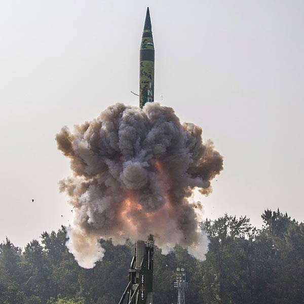 অগ্নি ১ থেকে ৫, এই পুরো সিরিজের ক্ষেপণাস্ত্র তৈরি করেছে ডিআরডিও (ডিফেন্স রিসার্চ অ্যান্ড ডেভেলপমেন্ট অর্গানাইজেশন)। এই ক্ষেপণাস্ত্রগুলি সম্পূর্ণ দেশীয় প্রযুক্তিতে তৈরি হয়েছে। 