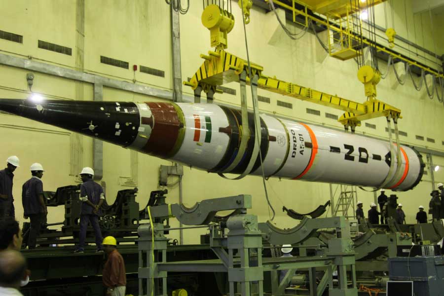 চিন, রাশিয়া, আমেরিকা আরও এক ধাপ উন্নত ক্ষেপণাস্ত্র তৈরির জন্য গবেষণা করছে। হাইপারসোনিক ক্ষেপণাস্ত্র তৈরির চেষ্টা করছে তারা, যা শব্দের গতিবেগের পাঁচ থেকে ২৫ গুণ জোরে ছুটবে। ভারতও পিছিয়ে নেই। সেনাবাহিনীর রিপোর্ট বলছে, আগামী ৫-৬ বছরে ভারতও তৈরি করতে চলেছে হাইপারসোনিক ক্ষেপণাস্ত্র ব্রহ্মস-২।