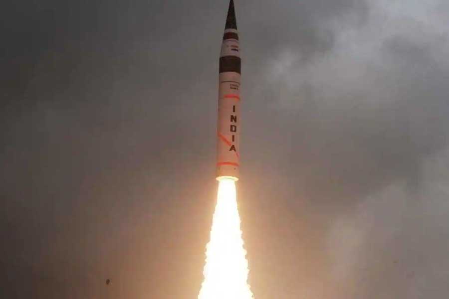 হাইপারসনিক ক্ষেপণাস্ত্রের অনেক বৈশিষ্ট্য রয়েছে, যা আইসিবিএম প্রযুক্তির ক্ষেপণাস্ত্রেও থাকে। ভারতের অগ্নি-৫-এর সঙ্গে চিনের তৈরি ডিএফ-২৬-এর তুলনা করা হয়। ডিএফ-২৬-ও ১২০০ থেকে ১৮০০ কেজি পরমাণু অস্ত্র বহন করতে পারে। আঘাত হানতে পারে। আঘাত হানতে পারে ৫০০০ কিলোমিটার দূরে থাকা লক্ষ্যবস্তুতে। 