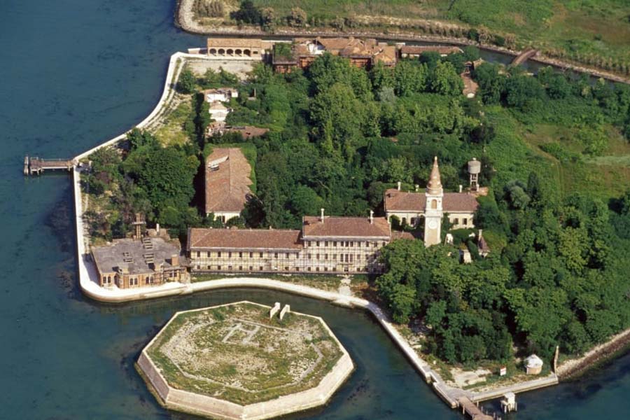 পোভেগ্লিয়া প্লেগ আইল্যান্ড। ভেনিস থেকে এক কিলোমিটারেরও কম দূরত্বে রয়েছে একটি ছোট পরিত্যক্ত দ্বীপ। কিন্তু এই দ্বীপেই এক সময়ে বাস ছিল বহু মানুষের। কিন্তু সেই দ্বীপ এখন ‘ভূতুড়ে’। স্থানীয়দের দাবি, রাত ঘনালেই নাকি ওই দ্বীপে ভূতের উৎপাত শুরু হয়।