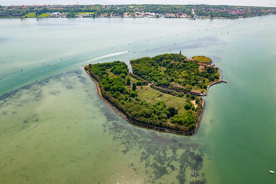 একটি ছোট খাল পোভেগ্লিয়া দ্বীপকে দুটি পৃথক অংশে বিভক্ত করেছে। ইতিহাস ঘেঁটে দেখা গিয়েছে, প্রথম ৪২১ সালে এই দ্বীপের উল্লেখ পাওয়া যায়। ১৩৭৯ সালে বাসিন্দারা যুদ্ধের ভয়ে সেখান থেকে পালিয়ে যান।