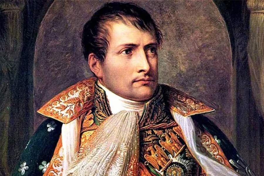 মনে করা হয়, ছোট হওয়ায় এবং সহজে দৃষ্টিগোচরে না আসার কারণে নেপোলিয়ন পোভেগ্লিয়া দ্বীপকে বিশেষ উদ্দেশ্যে ব্যবহার করতেন। লোককথা অনুযায়ী, এই দ্বীপে অস্ত্র সংরক্ষণ করে রাখতেন নেপোলিয়ন। 