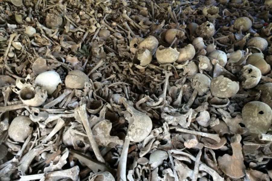 এ-ও প্রচলিত রয়েছে যে, পোভেগ্লিয়া দ্বীপের অর্ধেক মাটি নাকি মানব দেহাবশেষে থেকে তৈরি। সম্প্রতি পোভেগ্লিয়া কাছের লাজারেত্তো নুভো এবং লাজারেত্তো ভেচিও দ্বীপে গণকবর পাওয়া গিয়েছে।