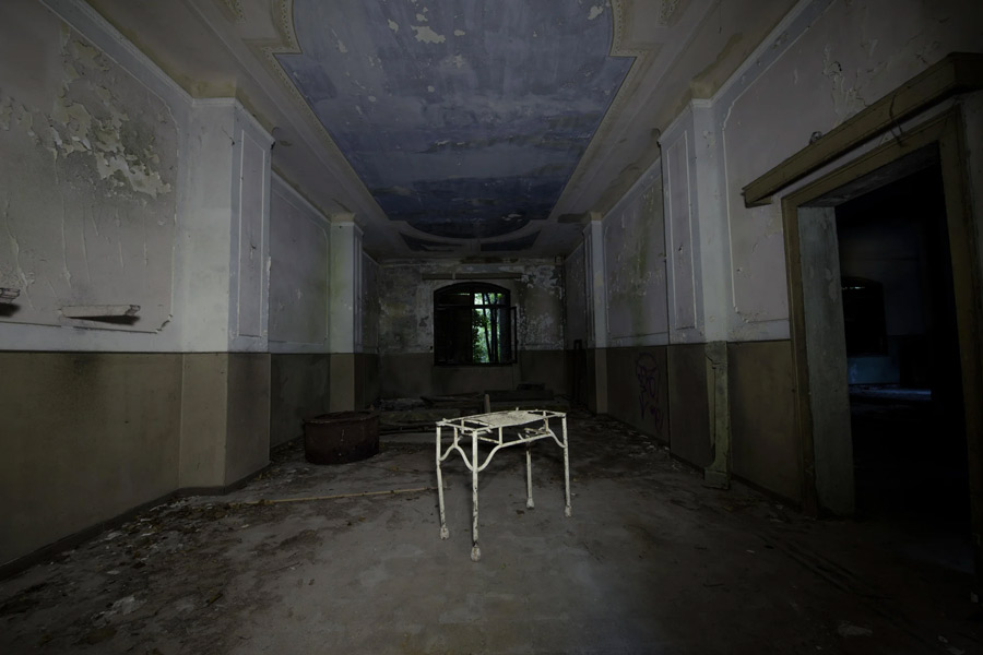 বেশ কিছু বছর এ রকম চলার পর হাসপাতালটি হঠাৎই ১৯৬৮ সালে বন্ধ হয়ে যায়। লোককথা অনুযায়ী, ওই মানসিক হাসপাতালে ‘তেনাদের’ উৎপাত শুরু হয়েছিল। সেই সব ‘আত্মা’ নাকি ছিল চিকিৎসকের হাতে ‘খুন’ হওয়া রোগীদের। 