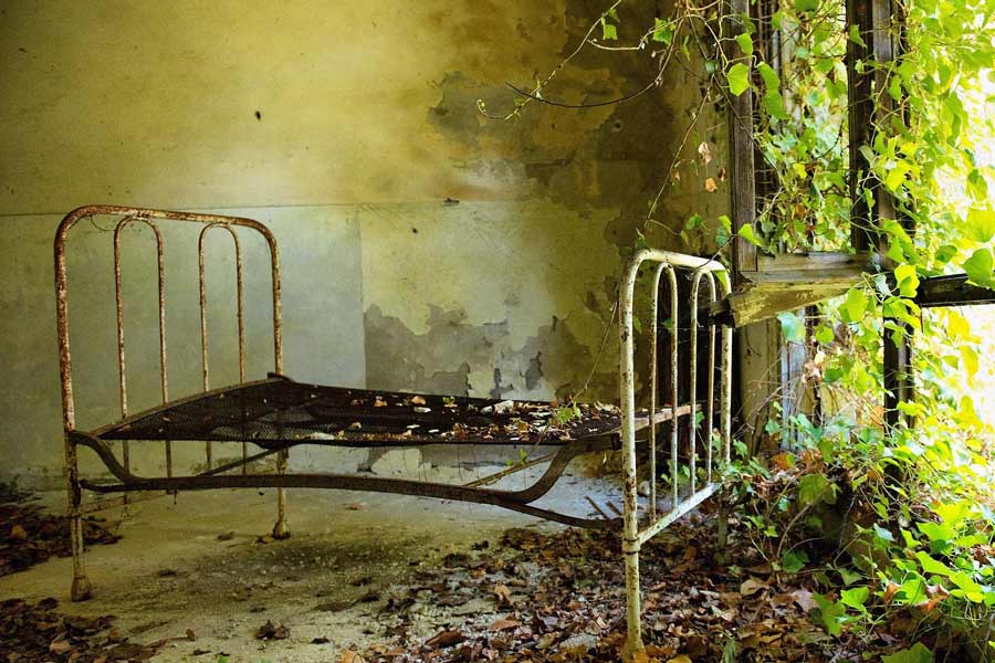 ‘প্রেতাত্মা’দের কার্যকলাপও নাকি ছিল খুব ভয়ঙ্কর। সেই জন্যই তড়িঘড়ি দ্বীপ ছে়ড়ে পালিয়ে যান মানসিক হাসপাতালের চিকিৎসক এবং কর্মীরা। রোগীদেরও অন্যত্র সরিয়ে নিয়ে যাওয়া হয়।