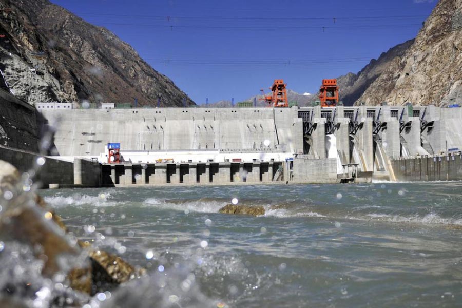 উত্তর-পূর্বে ভারতের জল সরবরাহের পথে থাবা বসিয়েছে বেজিং। একাধিক জলাধার তৈরি করেছে চিন। যাকে ভূ-কৌশলগত অস্ত্র হিসাবে ভারতের বিরুদ্ধে ব্যবহার করতে পারে ড্রাগনের দেশ। যার জেরে এলাকায় বন্যা, খরার মতো পরিস্থিতি তৈরি হতে পারে। 