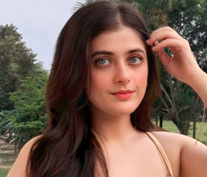 আর উরভি? উদ্ভট পোশাক তো দূর, স্বল্পবসনে তাঁকে প্রায় দেখাই যায় না। ওয়েব সিরিজ়েও উরভির চরিত্রে থাকে নম্রতার ছাপ।