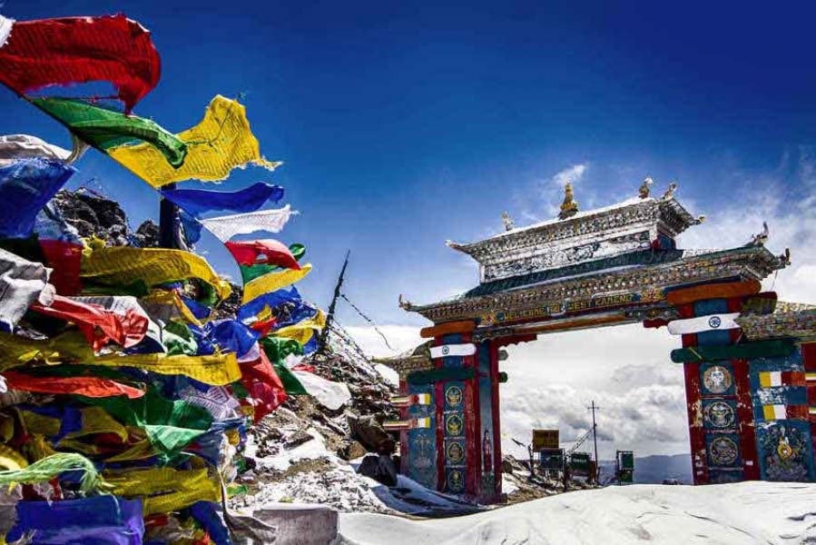 ম্যাকমাহন লাইন চিন-অরুণাচল সীমান্ত নামেই পরিচিত। যদিও এই ম্যাকমাহন লাইনের অস্তিত্ব মানে না ড্রাগনের দেশ। অরুণাচল প্রদেশকে বরাবরই নিজেদের ভূখণ্ড বলে দাবি করে আসছে চিন। অরুণাচল দক্ষিণ তিব্বতের অংশ বলে দাবি করে বেজিং। তবে অরুণাচলের উপর ভারতের সার্বভৌমত্বের অধিকার আন্তর্জাতিক স্তরে স্বীকৃত। কিন্তু তা মানতে রাজি নয় চিন। 