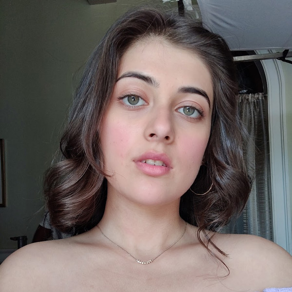 ‘কোটা ফ্যাক্টরি’কে জীবনের বড় ব্রেক বলে স্বীকার করে নিয়েছেন উরভি। লখনউ থেকে আসা অভিনেত্রী সাক্ষাৎকারে বলেছেন, ‘‘আমি অনেক দিন ধরে অনেক অডিশন দিচ্ছিলাম। কোটার অডিশনের সময় ওঁরা এক জন সাধারণ মেয়েকে খুঁজছিলেন, যে পড়াশোনা নিয়ে থাকে। আমি সে সময় স্টাইলের জন্য শূন্য পাওয়ারের একটি চশমা পরতাম। মিনালের চরিত্রের সঙ্গে আমার মিল খুঁজে পান নির্মাতারা। সেখান থেকেই ইন্ডাস্ট্রিতে আমার পরিচিতি তৈরি হয়েছে।’’