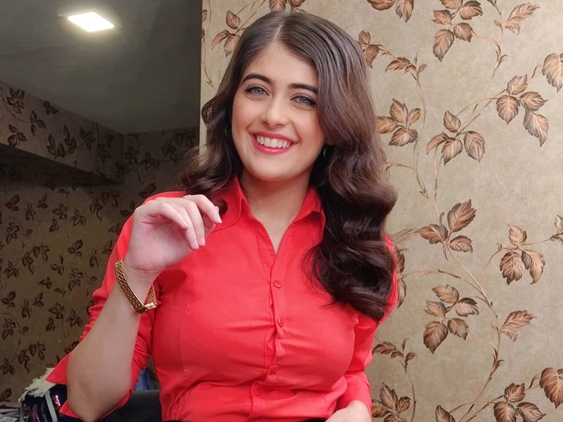 উত্তর ভারতের হিন্দি বলয়ে বেড়ে ওঠার ফলে হিন্দি বিনোদনের দুনিয়ায় নিজের পরিচিতি তৈরি করতে সুবিধা হয়েছে বলে মনে করেন উরভি। স্থানীয় ভাষা, স্থানীয় বাচনভঙ্গিতে তিনি সড়গড়। যে কারণে কাজ পেতে সুবিধা হয়েছে।