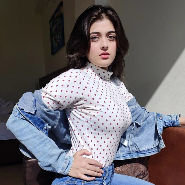 ‘কোটা ফ্যাক্টরি’তে মিনালের চরিত্রে কাজ করতে উরভি সহায়তা করেছে আরও একটি বিষয়। তিনি নিজেই জানিয়েছেন, তাঁর দাঁতে চিকিৎসার জন্য তার বসানো হয়েছিল। এতে রুপোলি পর্দায় কেরিয়ারে ব্যাঘাত ঘটবে বলেই মনে করেছিলেন উরভি। কিন্তু দেখা যায়, সেটাই কাজে লেগেছে। দাঁত দেখেই উরভিকে মিনালের চরিত্রের জন্য বাছাই করে নিয়েছিলেন নির্মাতারা।