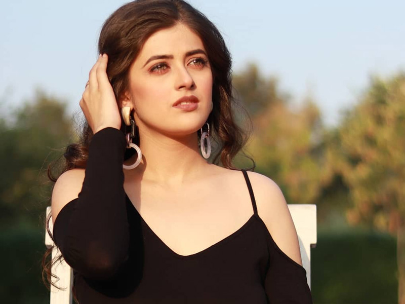 লখনউতে অষ্টম শ্রেণি পর্যন্ত পড়ে মুম্বই চলে এসেছিলেন উরভি। তার পর শুরু হয় অডিশনের পালা। বয়স এবং রূপের কারণে আপাতত কমবয়সি ছাত্রীর চরিত্রেই সুযোগ পেয়েছেন। তবে আগামী দিনে সব রকমের চরিত্রে কাজ করতে চান, জানিয়েছেন উরভি। 