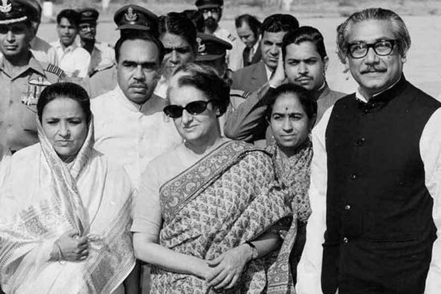 তৎকালীন ভারতীয় প্রধানমন্ত্রী ইন্দিরা গান্ধীর সঙ্গে বঙ্গবন্ধু শেখ মুজিবুর রহমান।